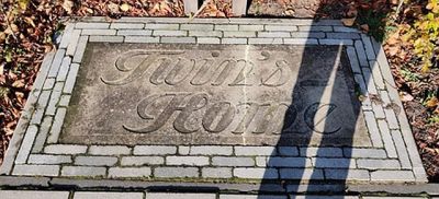 Gevelsteen Twin's Home